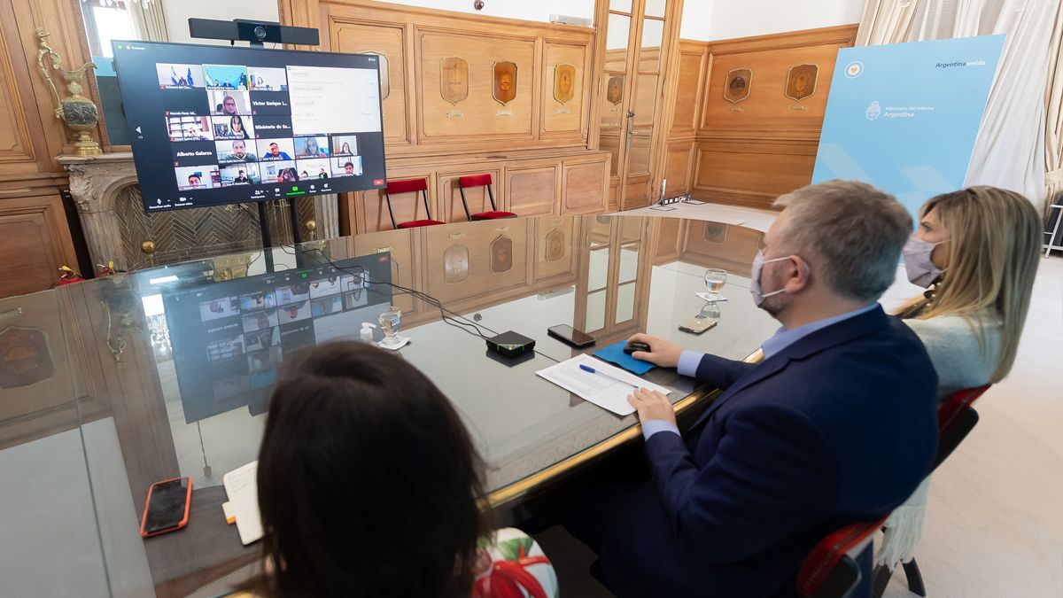 La semana pasada el secretario de Interior, José Lepere; la secretaria de Asuntos Políticos, Patricia García Blanco; y la directora Nacional Electoral, Diana Quiodo, encabezaron un encuentro virtual con autoridades provinciales para avanzar en los protocolos sanitarios y las acciones operativas de cara a las Paso del próximo 12 de septiembre.