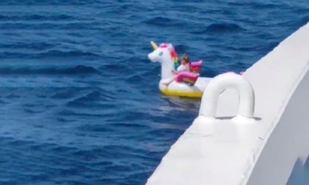 Captura del video. Rescate de una niña en Grecia Captura del video. Rescate de una niña en Grecia