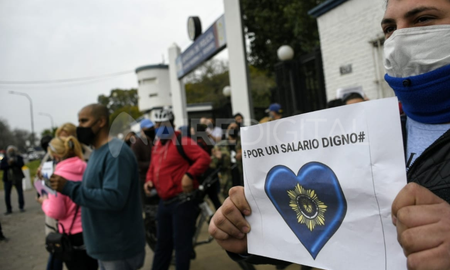Un grupo de agentes y familiares protagonizaban la manifestación Un grupo de agentes y familiares protagonizaban la manifestación