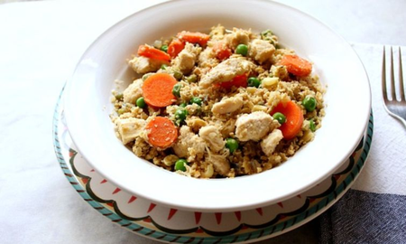 Receta de arroz de coliflor con pollo y vegetales. Receta de arroz de coliflor con pollo y vegetales.