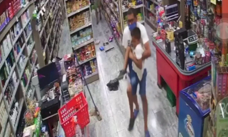 Balearon a un nene de 7 años en un asalto a un supermercado chino Balearon a un nene de 7 años en un asalto a un supermercado chino