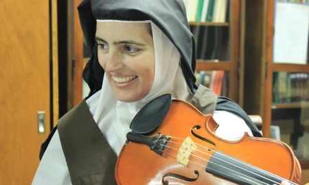 Sor Cecilia María era una violinista consumada. Sor Cecilia María era una violinista consumada.