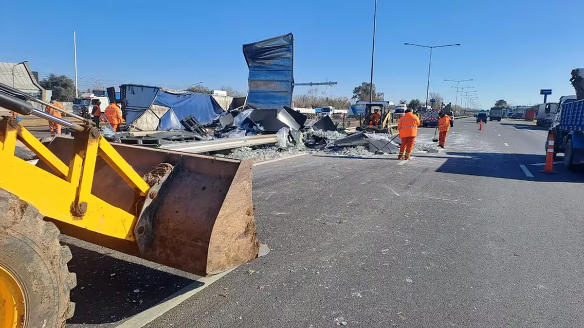 Un operativo de seguridad fue desplegado en el lugar debido al accidente. Un operativo de seguridad fue desplegado en el lugar debido al accidente.