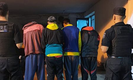 Por disposición judicial, los dos jóvenes de 16 años quedaron en calidad de aprehendidos, mientras que los restantes, de 15, fueron puestos en resguardo. Por disposición judicial, los dos jóvenes de 16 años quedaron en calidad de aprehendidos, mientras que los restantes, de 15, fueron puestos en resguardo.