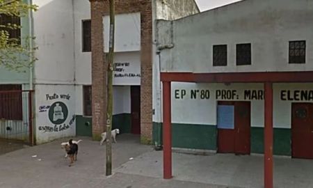 La directora de una escuela fue golpada por los padres tras una pelea entre alumnos. La directora de una escuela fue golpada por los padres tras una pelea entre alumnos.