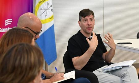 La decisión se tomó en el marco de la Mesa Interinstitucional de Residencias en Salud, que desde el año pasado avanza en la conformación de un sistema provincial, luego de que el Gobierno nacional desfinancie el sistema que existía para formar a profesionales de la salud. La decisión se tomó en el marco de la Mesa Interinstitucional de Residencias en Salud, que desde el año pasado avanza en la conformación de un sistema provincial, luego de que el Gobierno nacional desfinancie el sistema que existía para formar a profesionales de la salud.