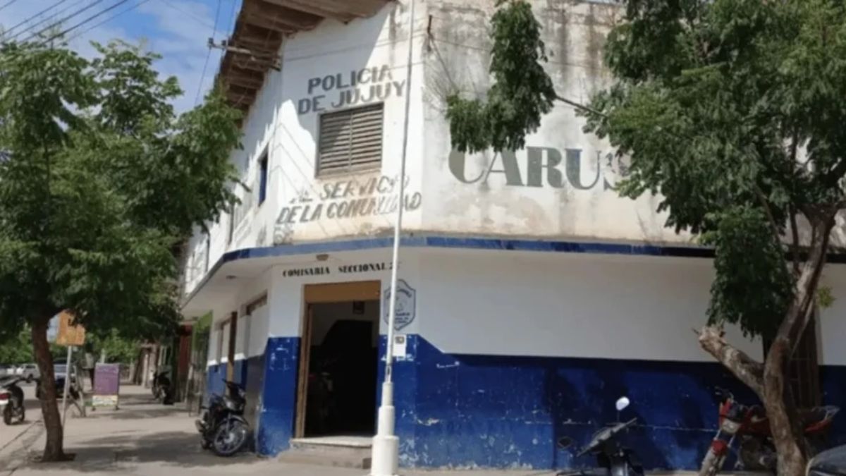 Los policías de la Seccional Nº 26 del barrio Belgrano, en San Pedro de Jujuy, fueron separados de sus cargos. Los policías de la Seccional Nº 26 del barrio Belgrano, en San Pedro de Jujuy, fueron separados de sus cargos.