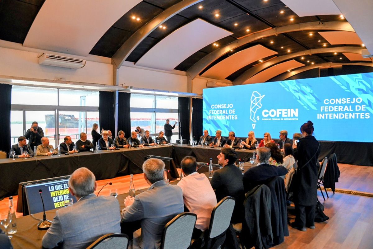 Este jueves se reunió en Rosario el Consejo Federal de Intendentes. Este jueves se reunió en Rosario el Consejo Federal de Intendentes.