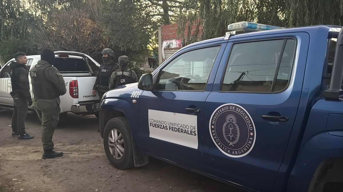 los procedimientos eran encabezados por Gendarmería Nacional Argentina y contaban además con la participación de fuerzas federales unificadas que operan en la capital provincial. los procedimientos eran encabezados por Gendarmería Nacional Argentina y contaban además con la participación de fuerzas federales unificadas que operan en la capital provincial.