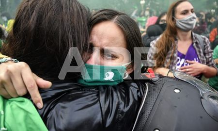 Con 38 votos a favor y 29 en contra, el Senado aprobó durante la madrugada de este miércoles la ley del aborto en Argentina. Con 38 votos a favor y 29 en contra, el Senado aprobó durante la madrugada de este miércoles la ley del aborto en Argentina.