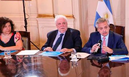 El presidente Fernández viene analizando la evolución de los casos de coronavirus con el ministro Ginés González García y con la infectóloga Carla Vizzotti, secretaria de Acceso a la Salud. El presidente Fernández viene analizando la evolución de los casos de coronavirus con el ministro Ginés González García y con la infectóloga Carla Vizzotti, secretaria de Acceso a la Salud.