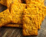 Crackers caseras de calabaza y harina de garbanzo, una receta fácil para preparar al horno.