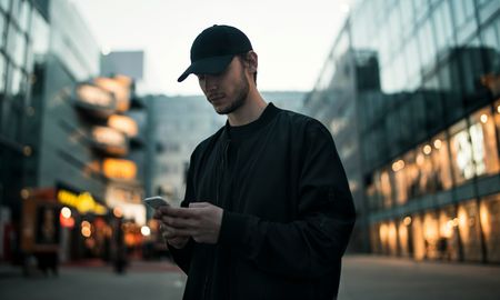 celular en mano y mente en pausa: el escape nocturno de los argentinos celular en mano y mente en pausa: el escape nocturno de los argentinos