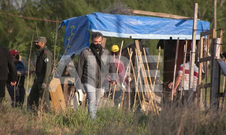 El operativo comenzó a las 6 y ya se están desarmando los ranchos de las familias que serán reubicadas. El operativo comenzó a las 6 y ya se están desarmando los ranchos de las familias que serán reubicadas.
