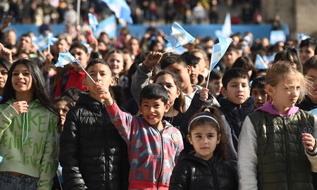 Más de 8.000 estudiantes de 10 provincias prometerán lealtad a la Bandera en el Monumento. Más de 8.000 estudiantes de 10 provincias prometerán lealtad a la Bandera en el Monumento.