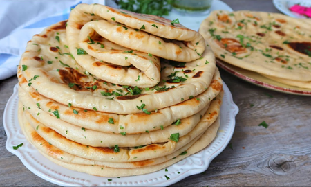 El Naan es un pan plano, elaborado de harina de trigo y generalmente con levadura. El Naan es un pan plano, elaborado de harina de trigo y generalmente con levadura.