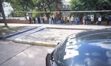 A diez días del crimen de Ian Cabrera que conmocionó a la ciudad, este jueves volvió a repetirse la escena en la Escuela Mariano Moreno de San Cristóbal: alumnos acompañados por sus padres ingresaron al edificio para retirar sus pertenencias A diez días del crimen de Ian Cabrera que conmocionó a la ciudad, este jueves volvió a repetirse la escena en la Escuela Mariano Moreno de San Cristóbal: alumnos acompañados por sus padres ingresaron al edificio para retirar sus pertenencias