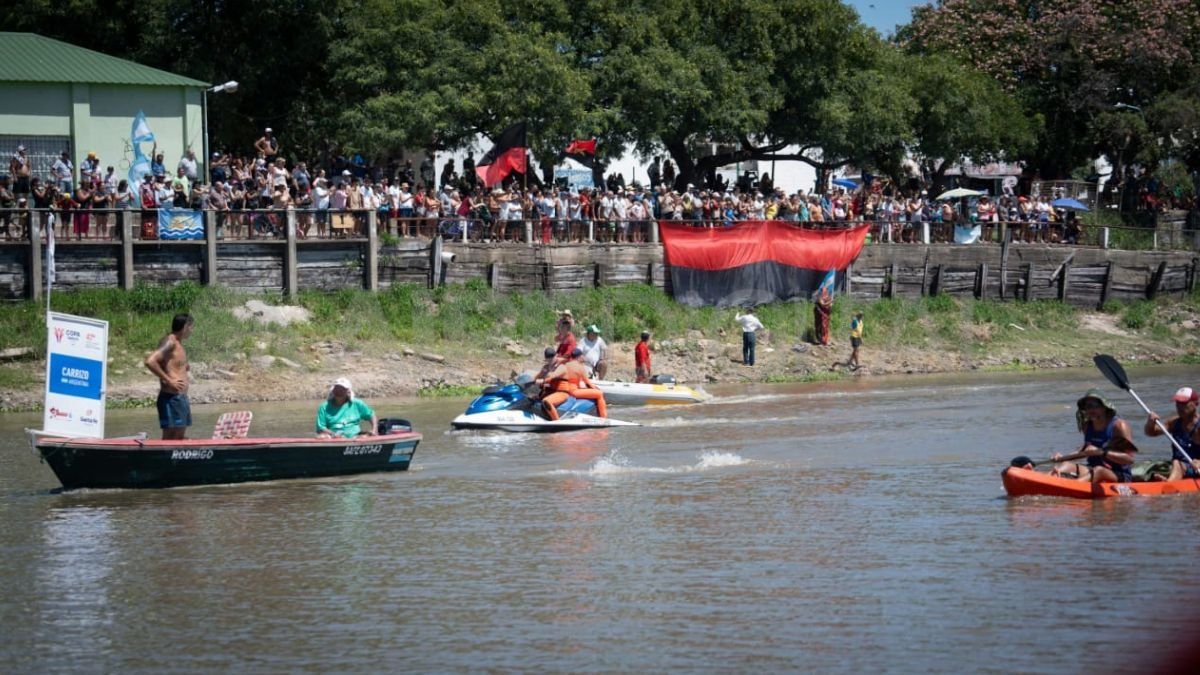 En Santo Tomé, una gran cantidad de público se acercó a avistar a los nadadores. En Santo Tomé, una gran cantidad de público se acercó a avistar a los nadadores.