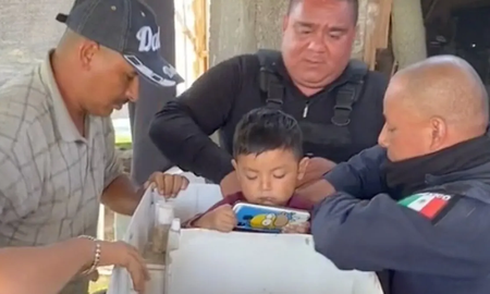 Un nene quedó atrapado en un lavarropas y el rescate se volvió viral. Un nene quedó atrapado en un lavarropas y el rescate se volvió viral.