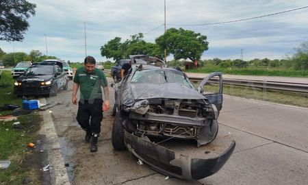 La camioneta quedó destruida tras chocar y volcar en la Circunvalación oeste. La camioneta quedó destruida tras chocar y volcar en la Circunvalación oeste.