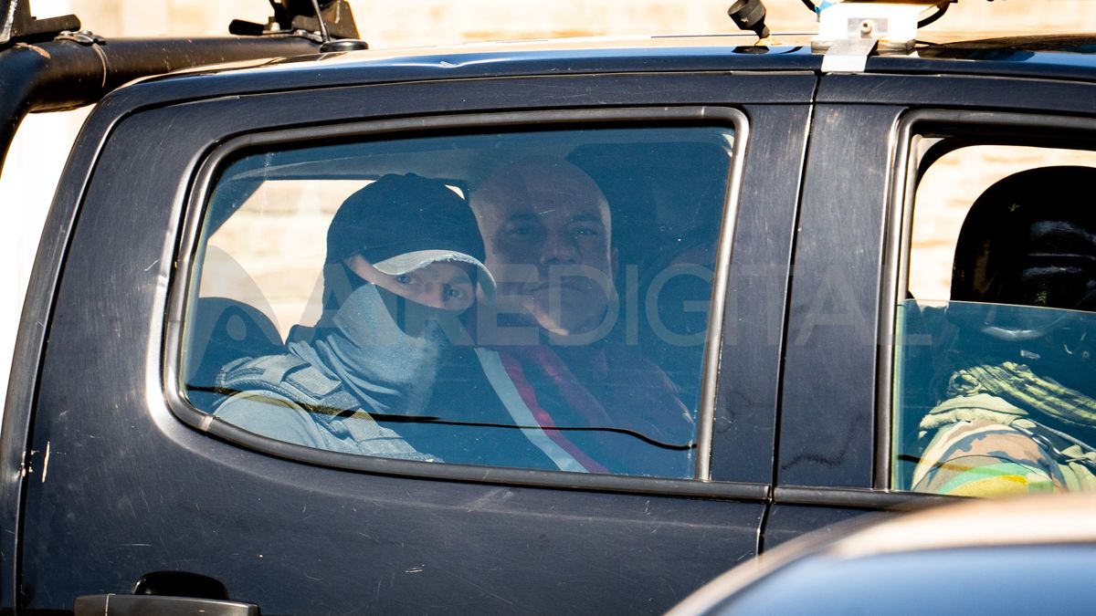 Nano Leiva, líder de la barra “Los de siempre” del Club Atlético Colón, es detenido por las autoridades como parte de una investigación.