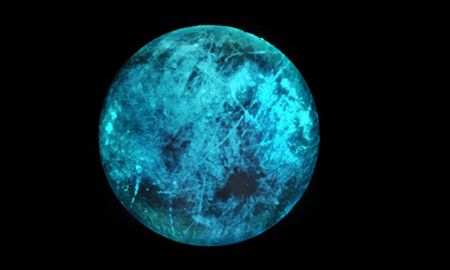 Investigadores del Laboratorio de Propulsión a Chorro de la Nasa y del Instituto de Tecnología de California descubrieron que el hielo salado de la superficie de Europa brilla en ausencia de luz solar y lo hace de diferentes formas. Investigadores del Laboratorio de Propulsión a Chorro de la Nasa y del Instituto de Tecnología de California descubrieron que el hielo salado de la superficie de Europa brilla en ausencia de luz solar y lo hace de diferentes formas.