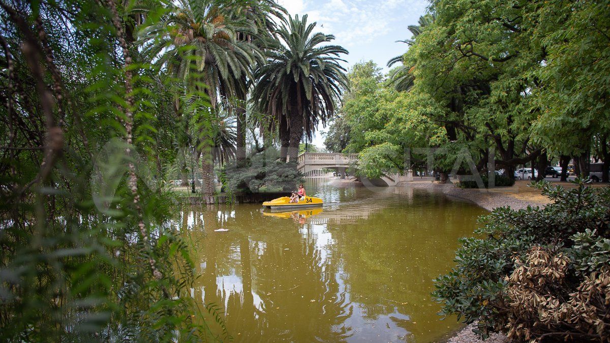 El lago del parque, con sus islas, puentes y botes a pedal, es uno de los ambientes más característicos del Parque de la Independencia.