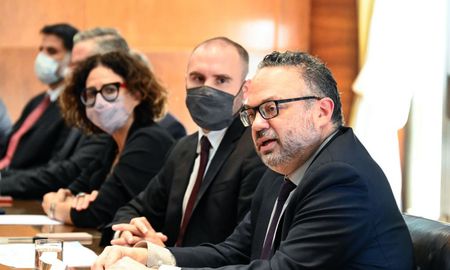 Los ministros de Economía, Martín Guzmán, y Desarrollo Productivo, Matías Kulfas, acompañados por la secretaria de Relaciones Económicas Internacionales de la Cancillería, Cecilia Todesca; anunciaron hoy la eliminación de los derechos de exportación para las exportaciones incrementales de la industria automotriz incluyendo autos y autopartes. Foto NA. Los ministros de Economía, Martín Guzmán, y Desarrollo Productivo, Matías Kulfas, acompañados por la secretaria de Relaciones Económicas Internacionales de la Cancillería, Cecilia Todesca; anunciaron hoy la eliminación de los derechos de exportación para las exportaciones incrementales de la industria automotriz incluyendo autos y autopartes. Foto NA.