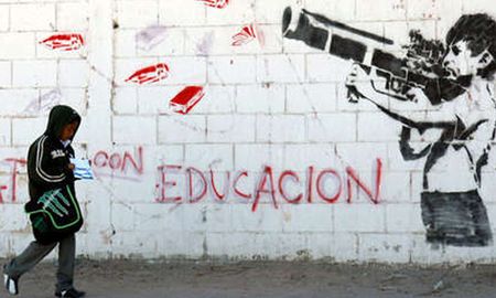 La falta de apego, la desintegración familiar y la impunidad son algunas de las razones principales por las que los grupos del crimen organizado reclutan a menores de edad. La falta de apego, la desintegración familiar y la impunidad son algunas de las razones principales por las que los grupos del crimen organizado reclutan a menores de edad.