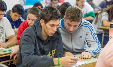 Las escuelas secundarias santafesinas vuelven a estar organizadas en dos cuatrimestres. Las escuelas secundarias santafesinas vuelven a estar organizadas en dos cuatrimestres.