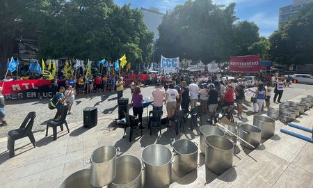 Las organizaciones sociales de Santa Fe se vienen movilizando en los últimos meses para reclamar mayor asistencia ante el aumento de la demanda alimentaria. Las organizaciones sociales de Santa Fe se vienen movilizando en los últimos meses para reclamar mayor asistencia ante el aumento de la demanda alimentaria.