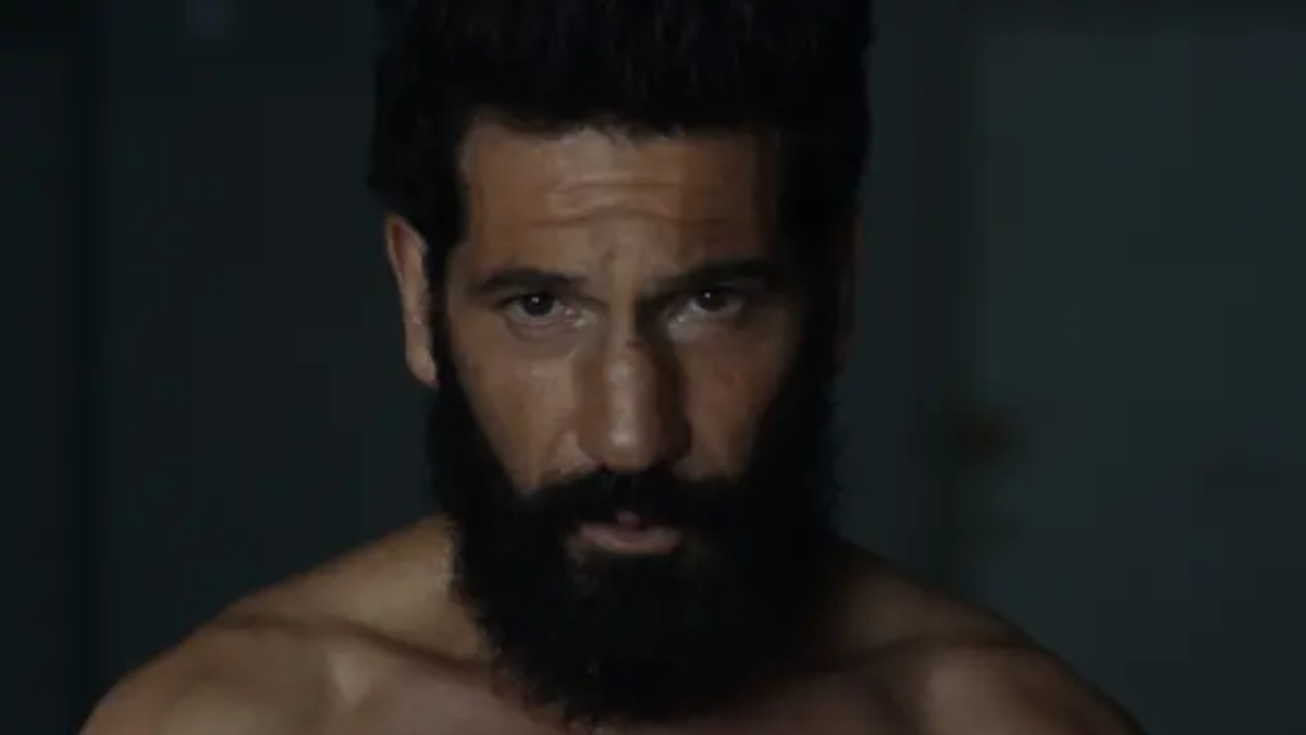 Frank Castle enfrenta su propio dolor en una escena clave de The Punisher One Last Kill. Frank Castle enfrenta su propio dolor en una escena clave de The Punisher One Last Kill.