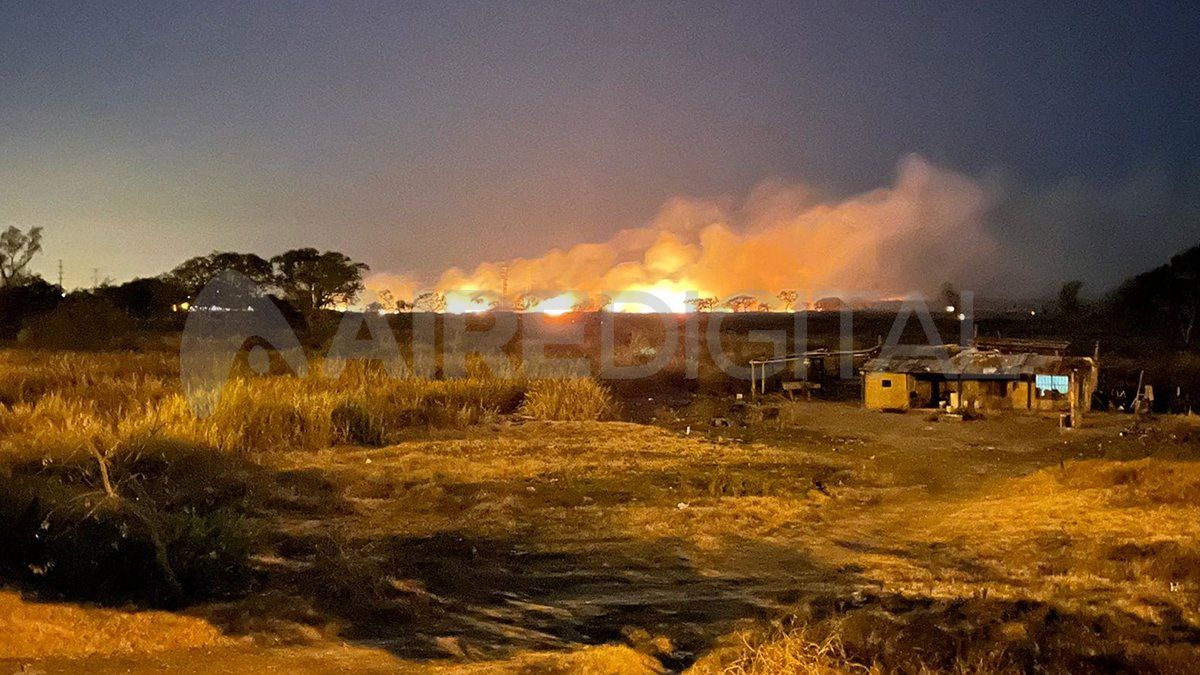 Un incendio de pastizales se produce en la ruta nacional 168