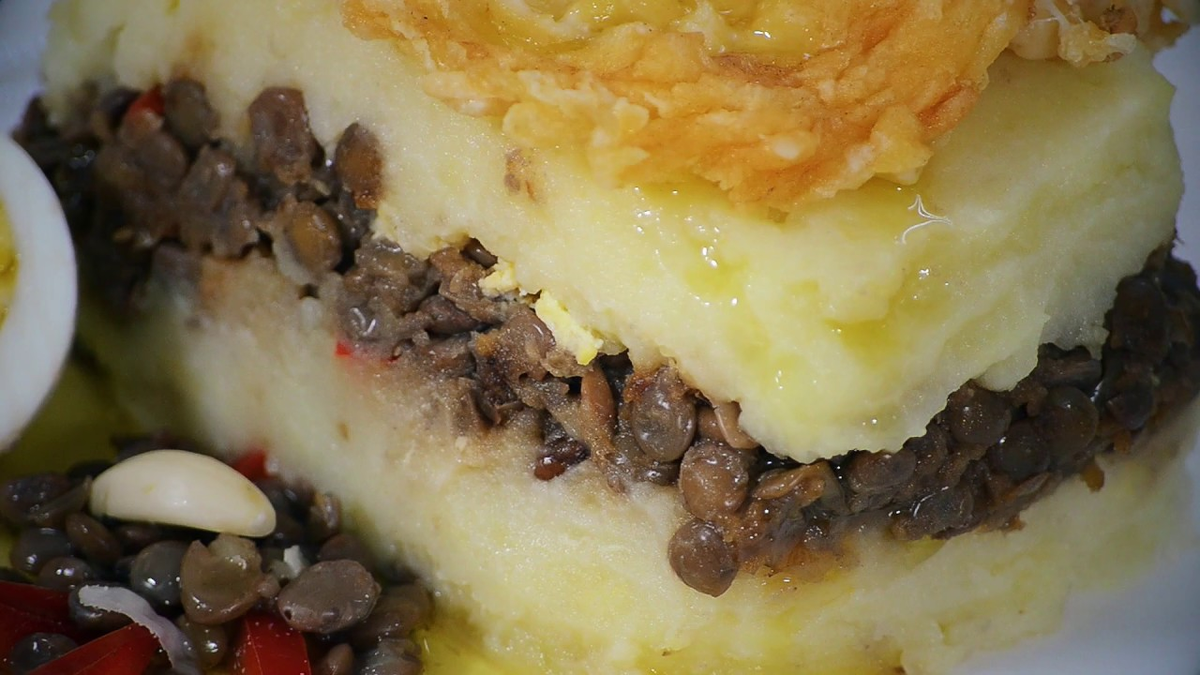 El pastel de papas y lentejas es una opción vegetariana deliciosa y con muchos nutrientes. El pastel de papas y lentejas es una opción vegetariana deliciosa y con muchos nutrientes.