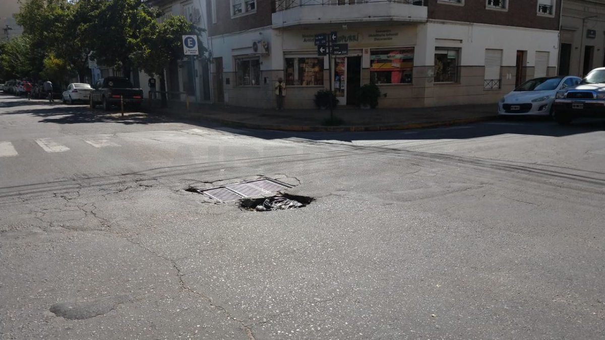 Sa Martin y Junín: un súper bache en la recoleta