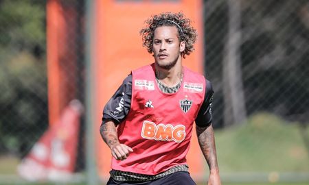 Guga, de Atlético Mineiro de Brasil, rompió el aislamiento antes del partido con Boca por la Copa Libertadores y fue apartado del plantel. Guga, de Atlético Mineiro de Brasil, rompió el aislamiento antes del partido con Boca por la Copa Libertadores y fue apartado del plantel.