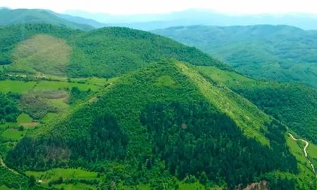 Existe una historia de la construcción de grandes monumentos en China, que se remonta al menos al periodo de Shang-Zhou Existe una historia de la construcción de grandes monumentos en China, que se remonta al menos al periodo de Shang-Zhou