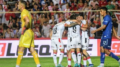 Derrota que duele: bajo una intensa lluvia, Unión cayó 3 a 1 ante un Newell's contudente