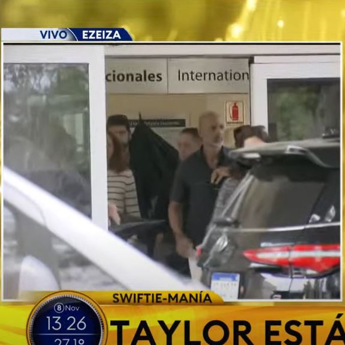 Taylor Swift no quiso mostrarse tras aterrizar en la Argentina: la cubrieron con paraguas negros. Taylor Swift no quiso mostrarse tras aterrizar en la Argentina: la cubrieron con paraguas negros.