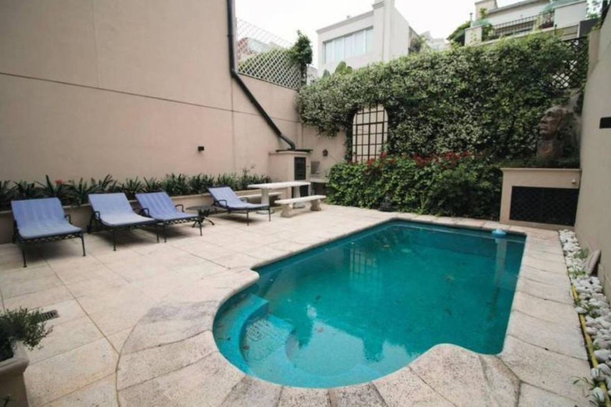 El patio de la mansi&oacute;n de Benjam&iacute;n Vicu&ntilde;a, con pileta y parrilla.