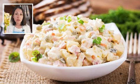 Yolanda, chef: La ensalada rusa más cremosa se logra aplastando un poco las papas. Yolanda, chef: La ensalada rusa más cremosa se logra aplastando un poco las papas.