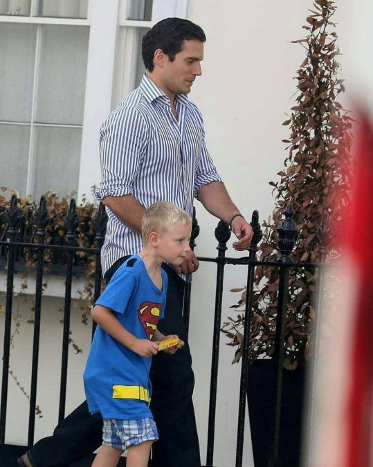 Henry Cavill acompañó a su sobrino a la escuela para que vean que era Superman.