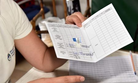Desde la Asociación Argentina de Medicina Respiratoria recalcan que toda la población debe cumplir los esquemas de vacunación contra el covid-19. Desde la Asociación Argentina de Medicina Respiratoria recalcan que toda la población debe cumplir los esquemas de vacunación contra el covid-19.