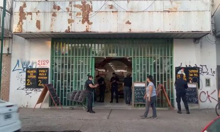 Lo hallaron los dueños del comercio en la cámara frigorífica del local. El hombre se llamaba Nicolás Emilio Maradei y tenía 32 años. Lo hallaron los dueños del comercio en la cámara frigorífica del local. El hombre se llamaba Nicolás Emilio Maradei y tenía 32 años.