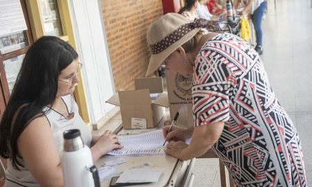 Las elecciones generales en la provincia de Chaco se desarrollan con normalidad, con la apertura de la totalidad de las mesas receptoras de votos, de acuerdo a lo informado por el Tribunal Electoral. Las elecciones generales en la provincia de Chaco se desarrollan con normalidad, con la apertura de la totalidad de las mesas receptoras de votos, de acuerdo a lo informado por el Tribunal Electoral.