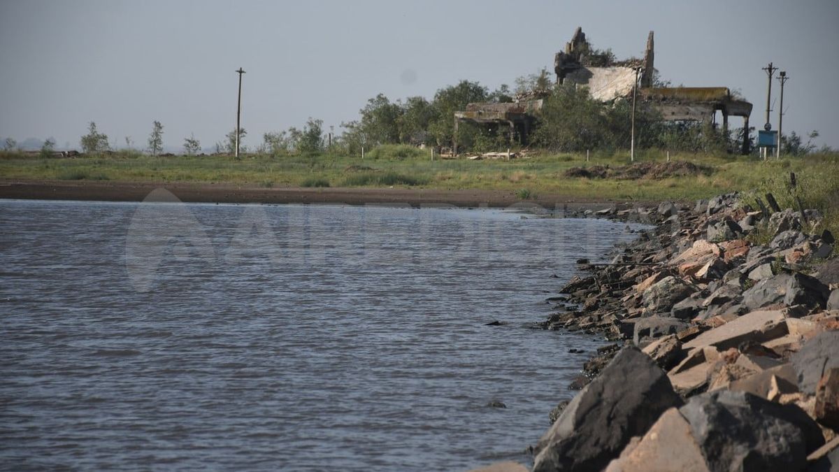 Los restos del Hotel Balenario, uno de los principales atractivos de la laguna Melincué.
