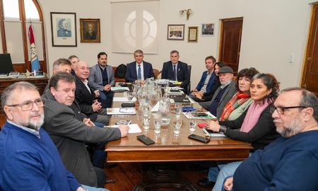 El Gobierno de Santa Fe reanuda las paritarias con los gremios estatales y docentes. El Gobierno de Santa Fe reanuda las paritarias con los gremios estatales y docentes.