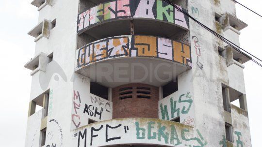 La construcción en el edificio de 9 de Julio y Suipacha está a medio hacer hace 26 años.&nbsp;
