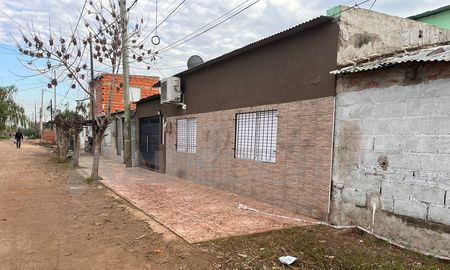 Varios de los impactos de bala que había en las ventanas de la vivienda ubicada en Uruguay al 4300 eran de vieja data. Varios de los impactos de bala que había en las ventanas de la vivienda ubicada en Uruguay al 4300 eran de vieja data.