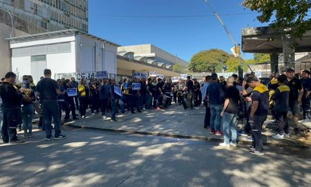 Los trabajadores de Correo Argentino en Santa Fe se manifiestan tras la ola de despidos.